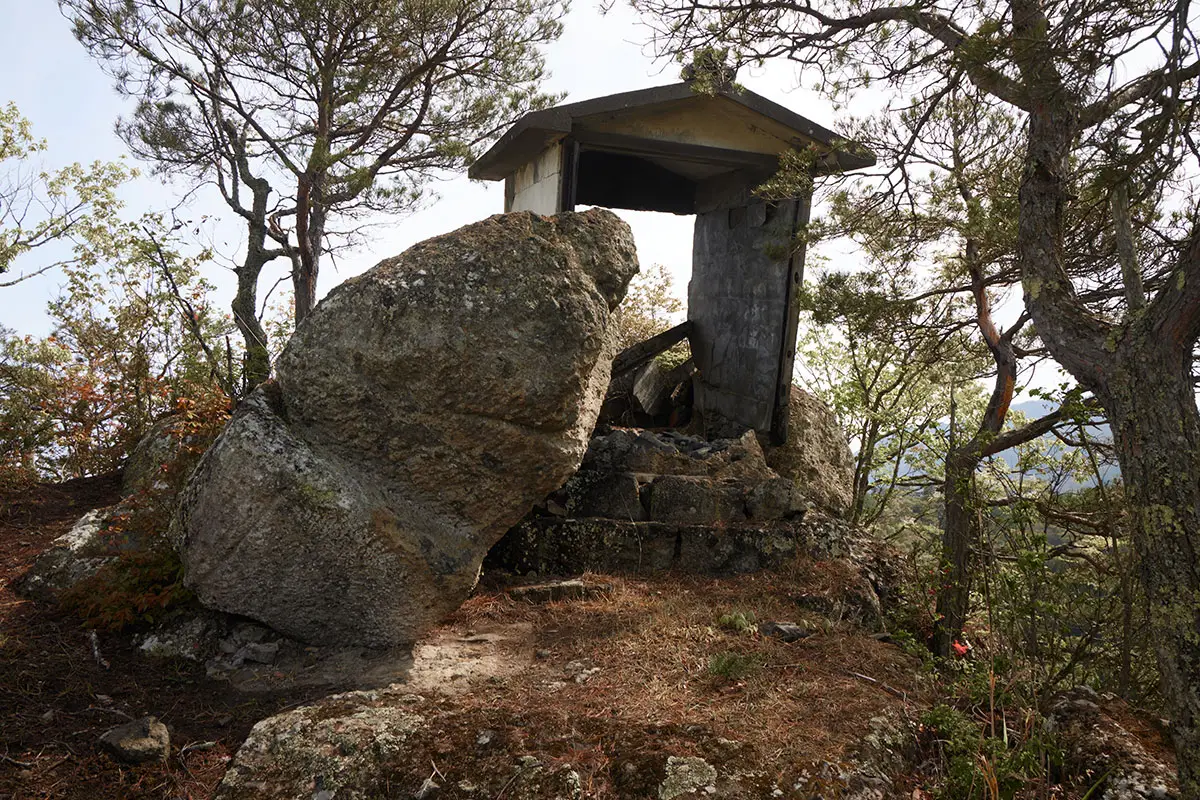 蓑堂山登山 山頂の蓑堂が見えた