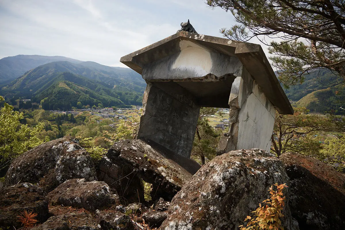 蓑堂山登山 山頂から蓑堂の祠を見るとけっこう傾いてる