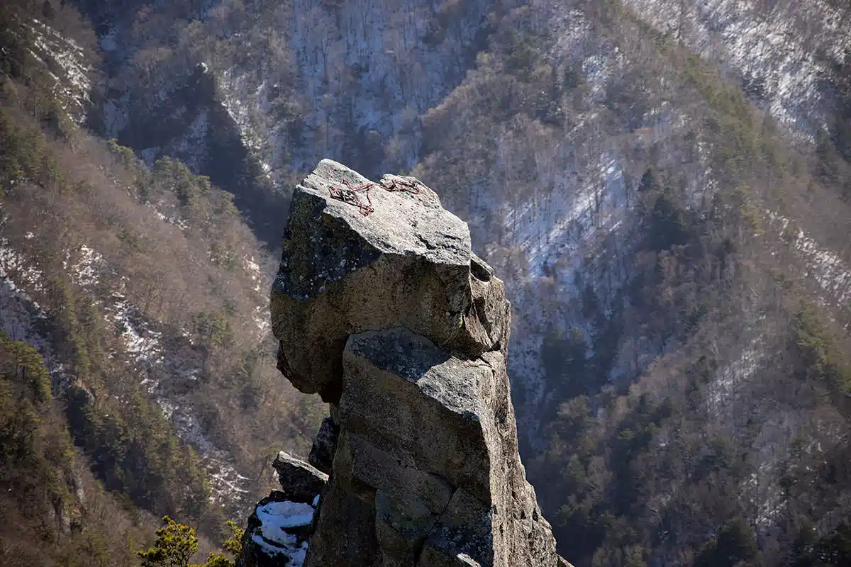三才山登山 三才山-岩の上にロープが置いてある