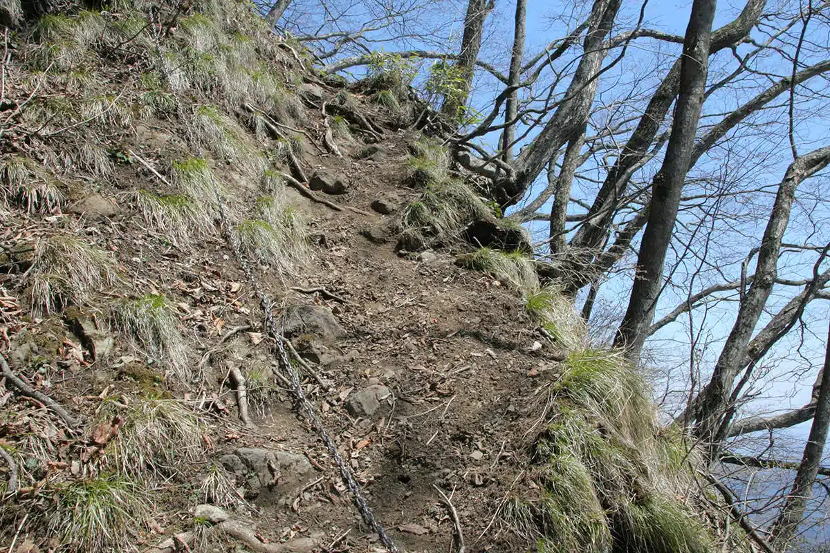 虫倉山登山 虫倉山-右崖、幅50cmくらいのところが続く鎖場