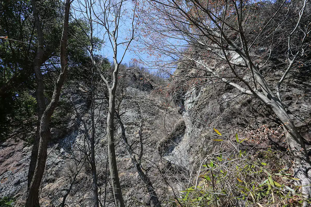妙義山登山 妙義山-左は岩壁