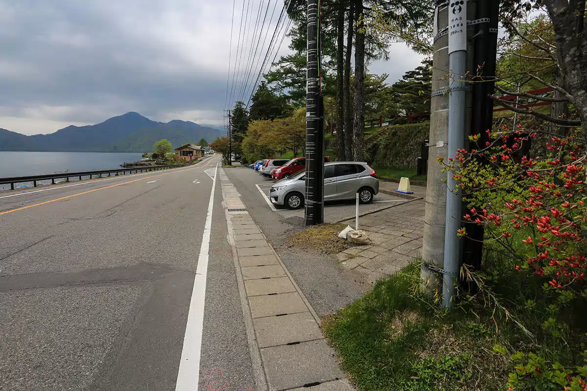 男体山登山 男体山-神社の前の駐車場