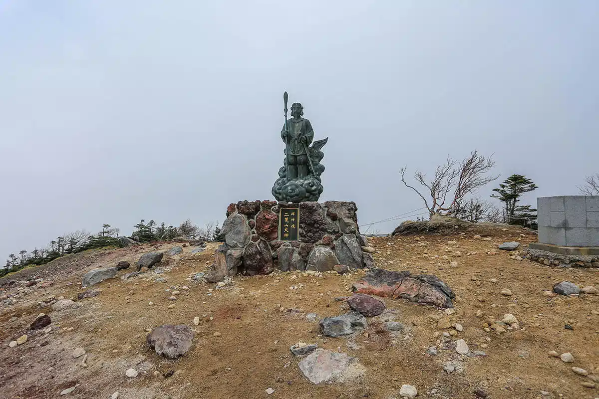 男体山登山 男体山-祭神の銅像