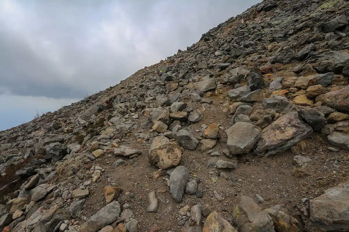 那須岳登山 那須岳-先は石がいっぱい