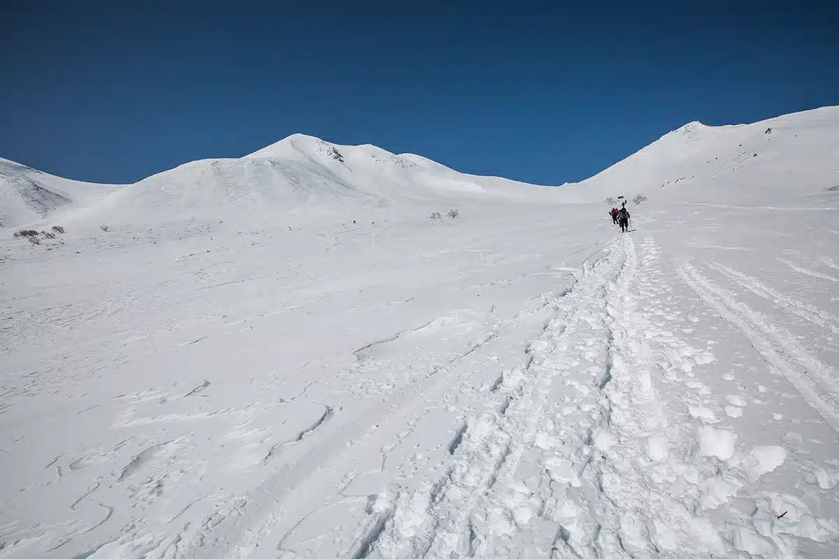 乗鞍岳登山 乗鞍岳-広い雪原を登る