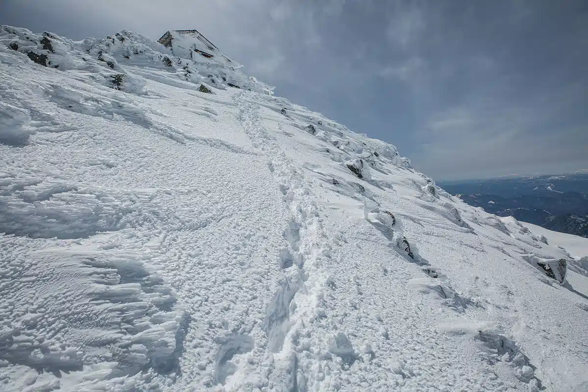 乗鞍岳登山 乗鞍岳-山頂付近は雪が柔らかい