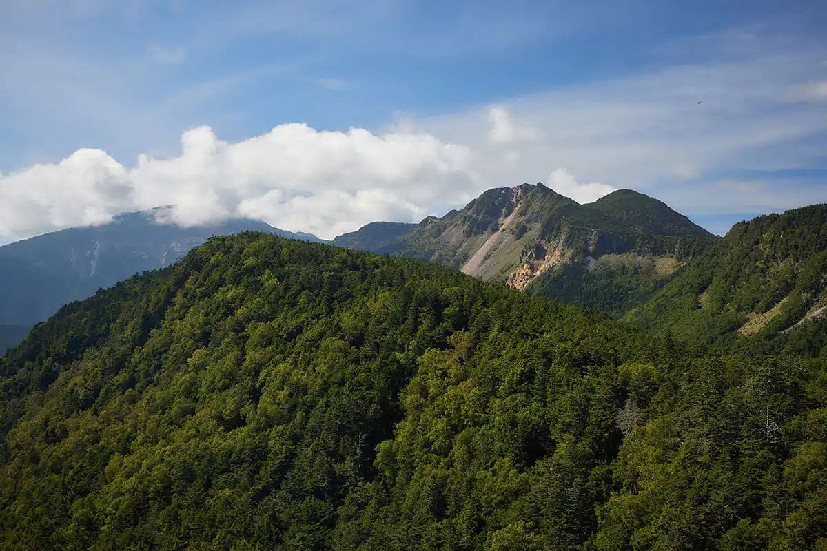 にゅう登山 にゅう-南側には稲子岳と天狗岳と雲のかかった硫黄岳