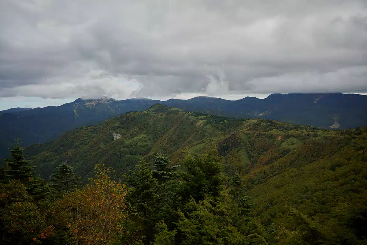 老ノ倉山登山 老ノ倉山-厚い雲がかかっている渋峠と白根山