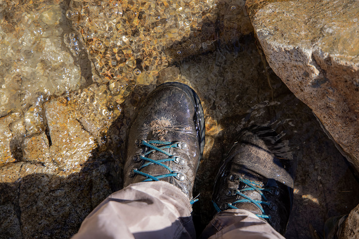 奥三界岳登山 沢で靴を洗ってみた