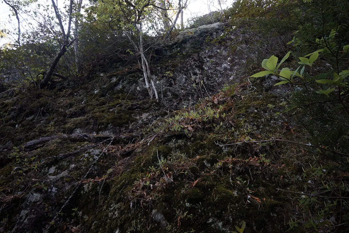 鬼ヶ城登山 トラロープと鎖の岩場