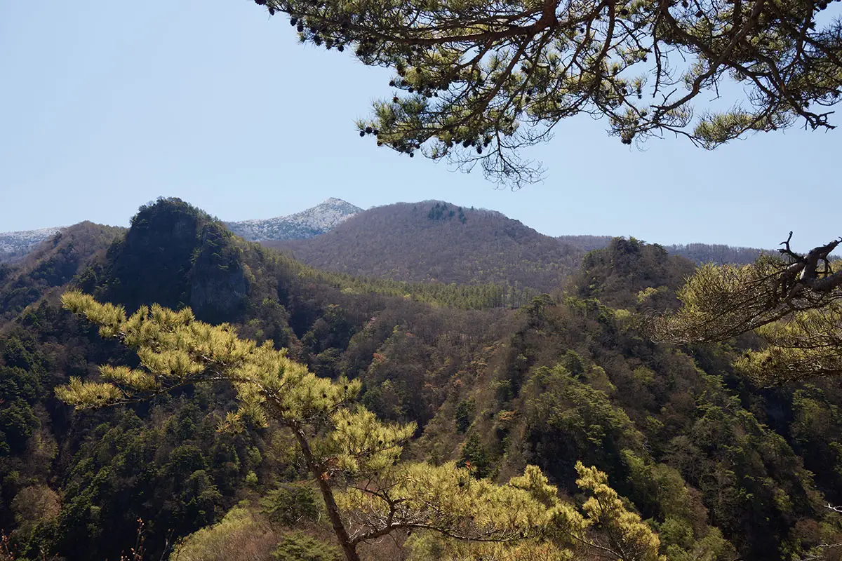鬼ヶ城登山 烏帽子岳と手前に霧隠峰