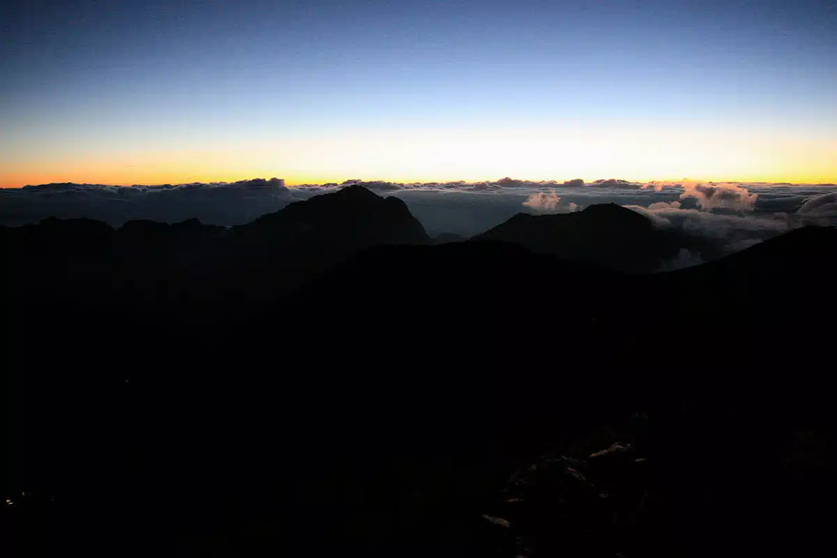 仙丈ヶ岳登山 仙丈ヶ岳-山頂で朝陽を迎える