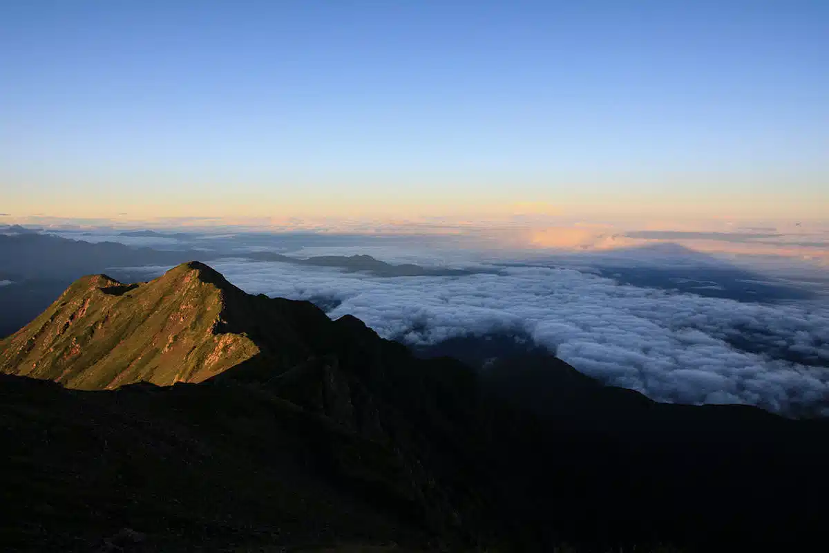 仙丈ヶ岳登山 仙丈ヶ岳-雲に山の影が映る