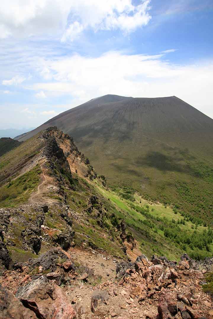 浅間山外輪山　仙人岳（高峰高原表コース） （6月）｜浅間山を眺めっぱなしの登山道