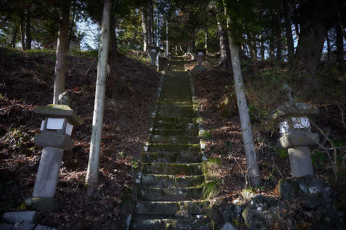 登山 -石段を上って神社へ行ってみる