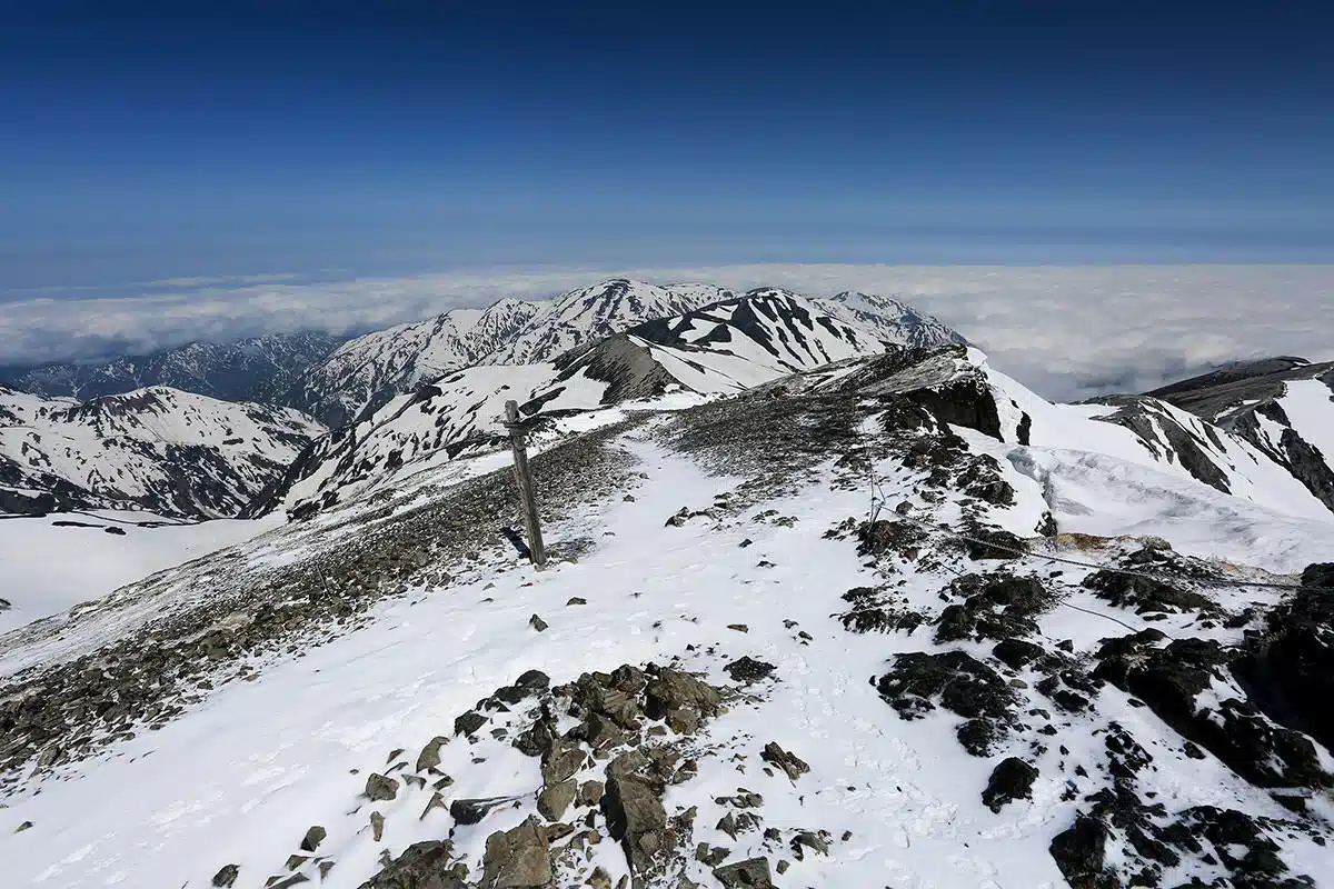 白馬岳登山 白馬岳-富山側の雪倉山方面