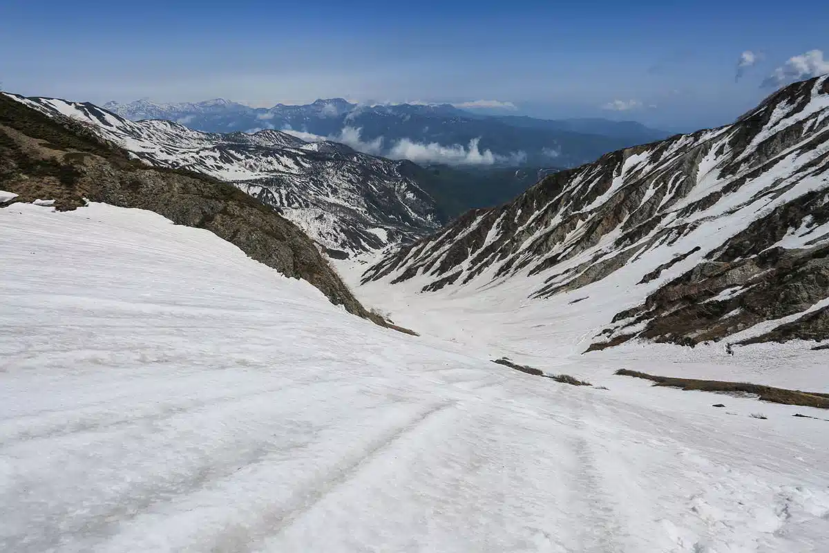 白馬岳登山 白馬岳-白馬大雪渓の急斜面は下りも良い