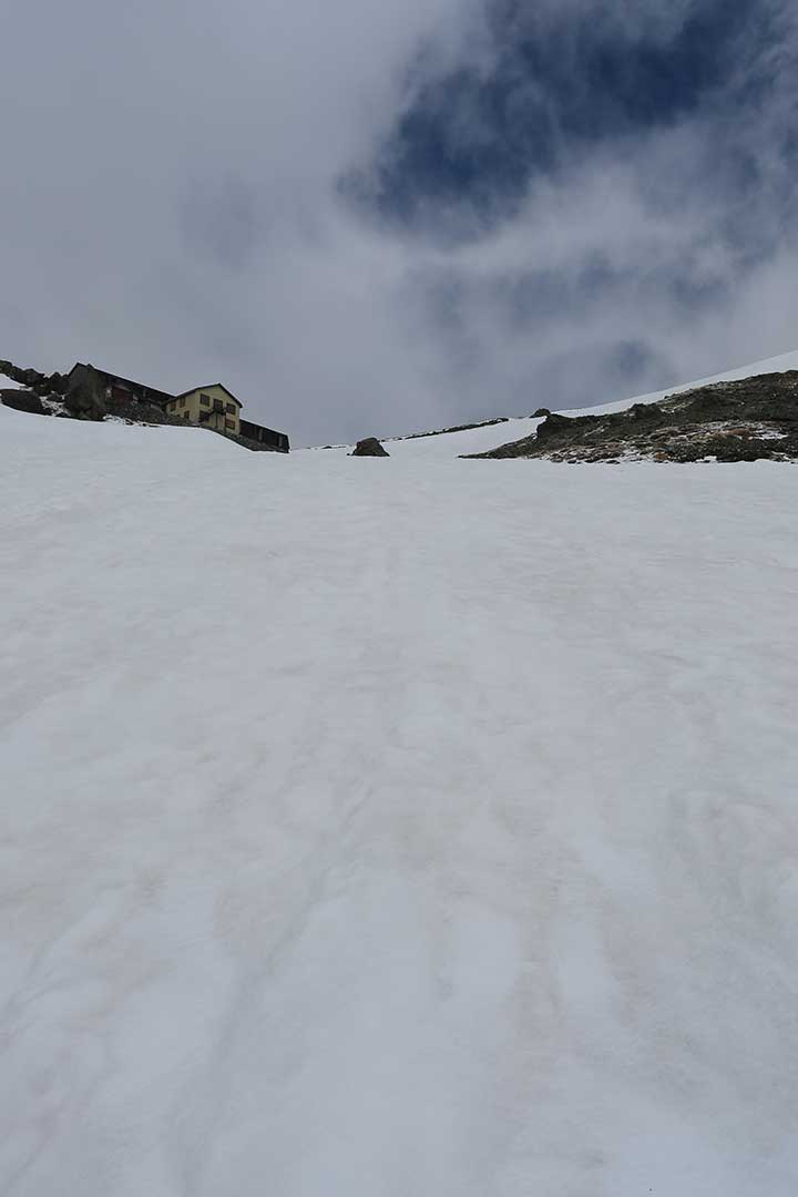 日帰り白馬岳登山 （5月）｜残雪期の白馬岳へ強風の大雪渓を登る