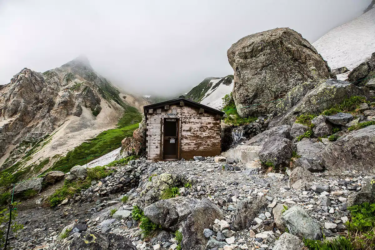 白馬岳登山 白馬岳-避難小屋の横には巨石