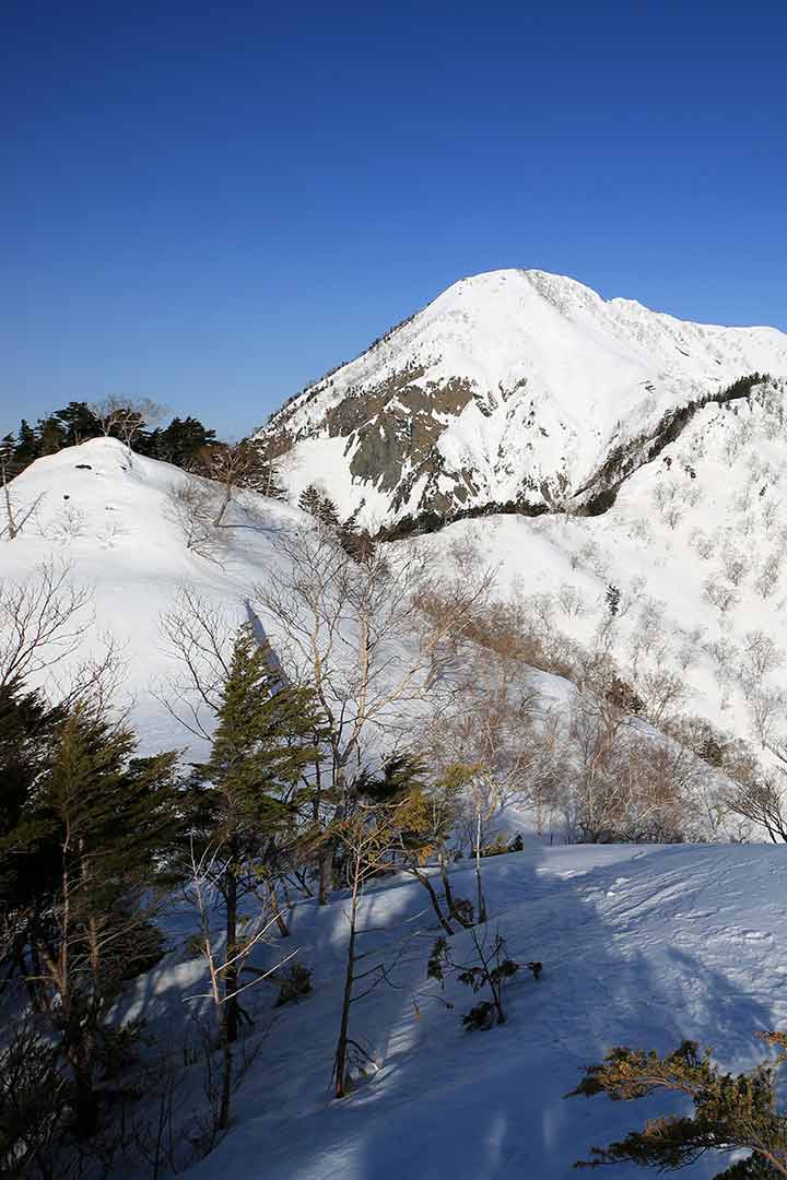 高妻山 積雪期登山（弥勒尾根新道） （3月）｜雪の弥勒尾根新道を登る日帰りの高妻