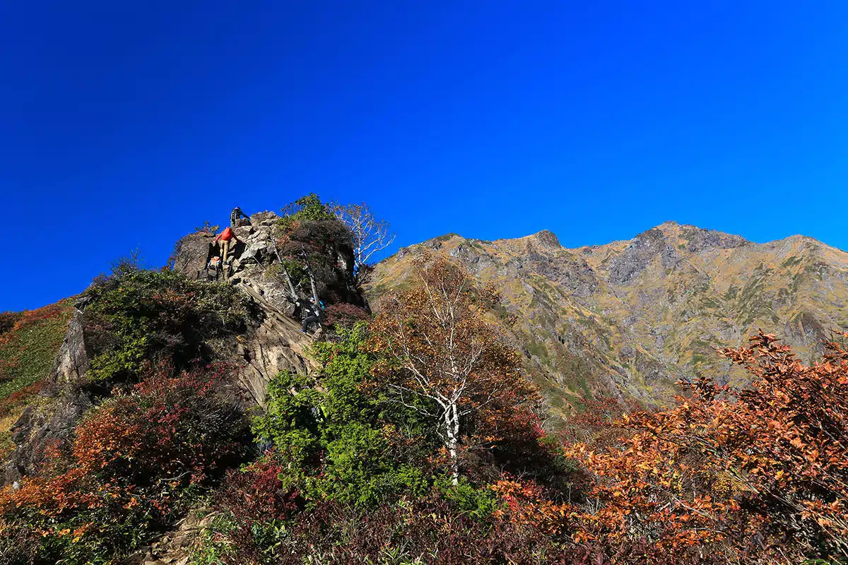 谷川岳登山 鎖場を越えてく