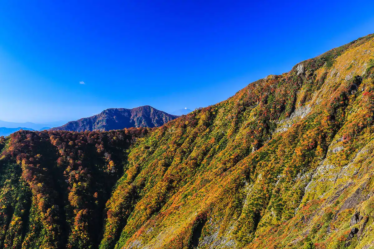 谷川岳登山 遠くに浅間山と噴煙