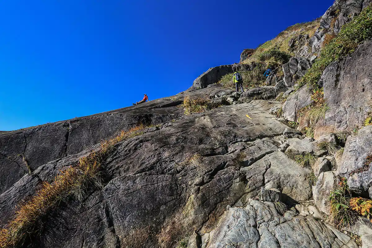 谷川岳登山 石が滑りやすい