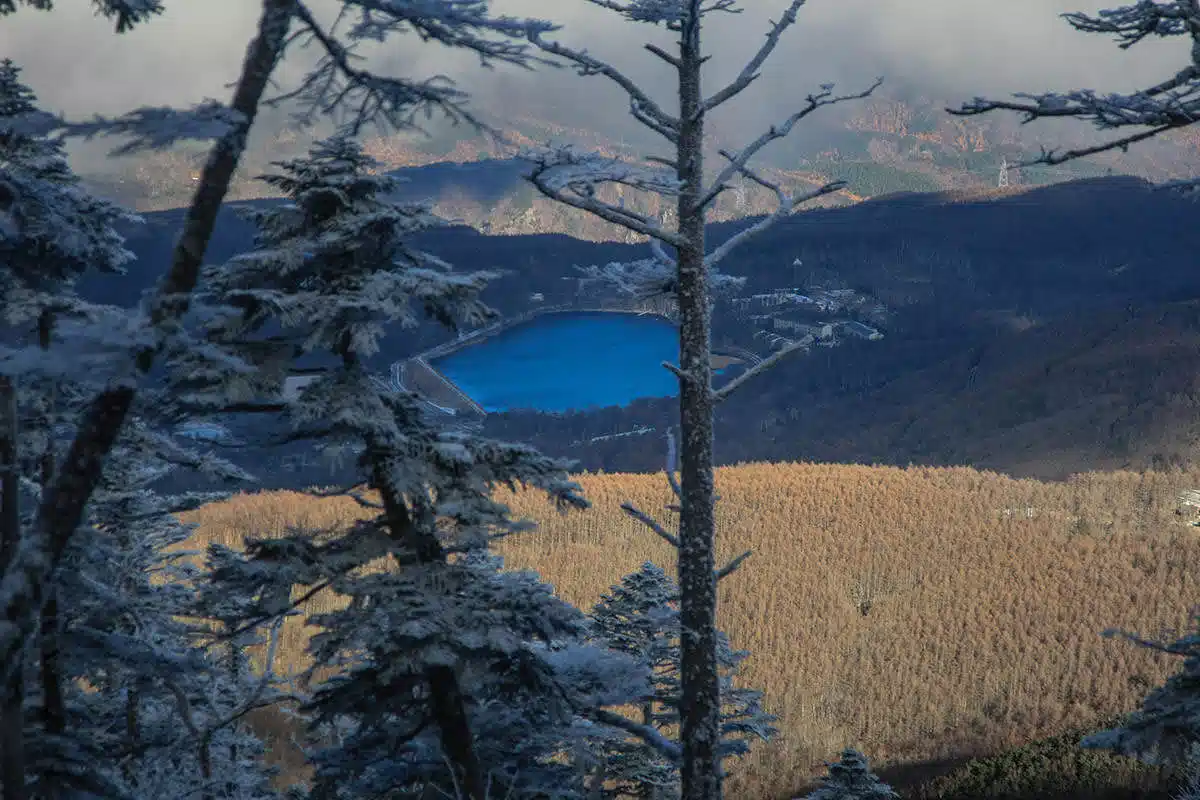 蓼科山登山 蓼科山-女神湖が青く見える