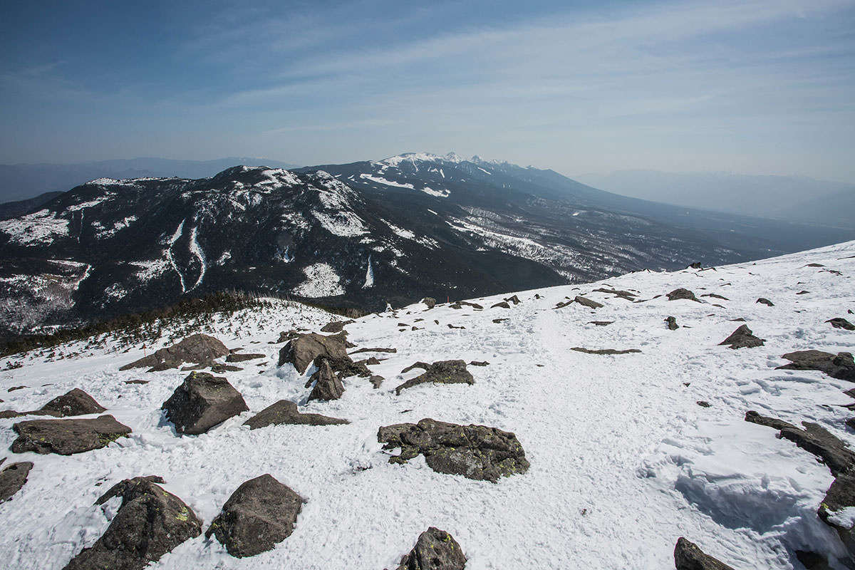 北横岳 蓼科山 縦走 3月 500mの高低差を登り返す残雪の北八ヶ岳 登山百景