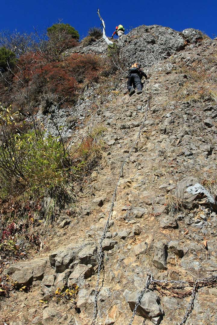 戸隠山　登山 （10月）｜崖のような鎖場と蟻の塔渡りの高度感