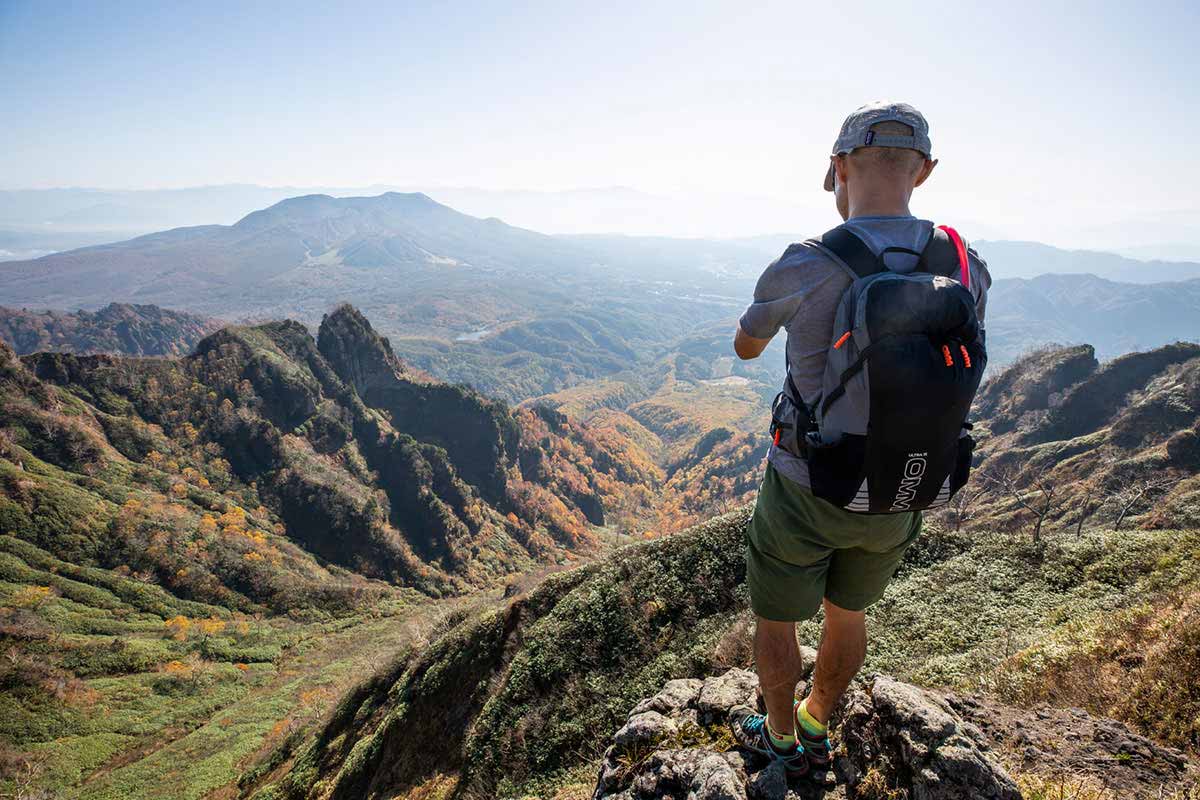 戸隠山登山 そんな所に立つなんて、この人どうかしてる