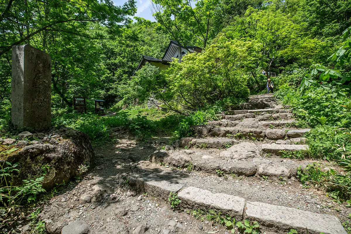 戸隠山登山 戸隠山-戸隠神社奥社の下から登山道へ進む
