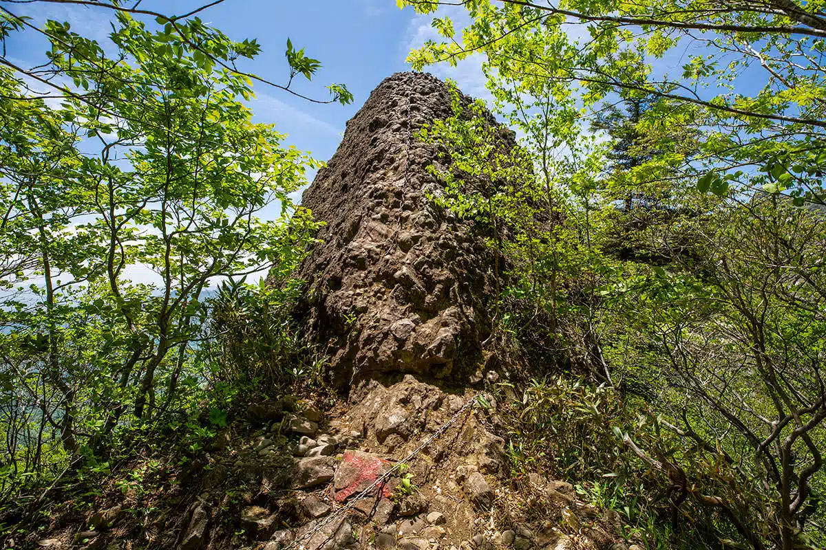 戸隠山登山 戸隠山-鎖を登ると左側に×のある岩場。この上に登ると、断崖絶壁の上に立つ感じで西側の景色がとってもよく見える。
