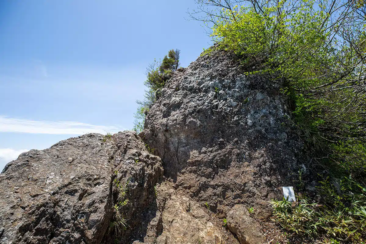 戸隠山登山 戸隠山-レリーフのある岩を登ると、いよいよ有名なあの細尾根に出る