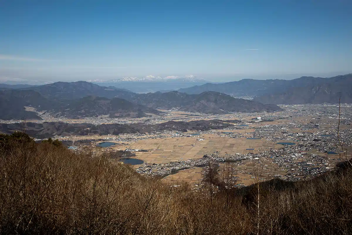 【独鈷山登山】独鈷山-北側には上田市街と遠くに北信五岳