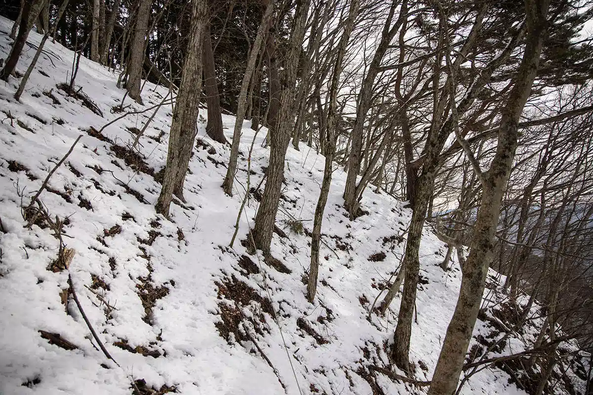 独鈷山登山 独鈷山-緊張感のある雪のトラバース