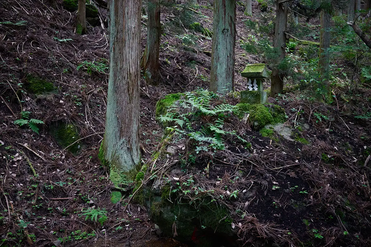 独鈷山登山 大きな石の上に祠があった