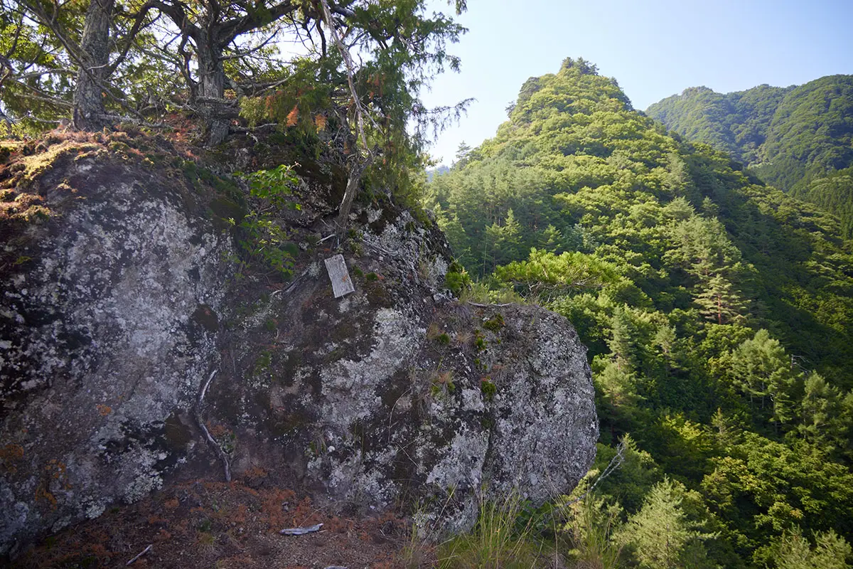 独鈷山登山 大きな石に札が掛かってる