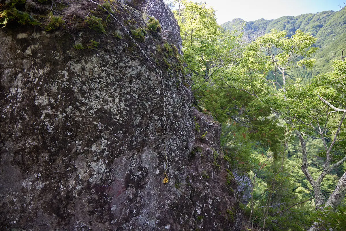 独鈷山登山 トラロープが垂れ下がっているけれど油断ならない