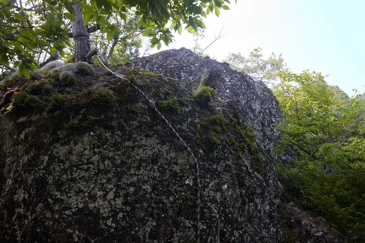 独鈷山登山 大きな石の上へ登る