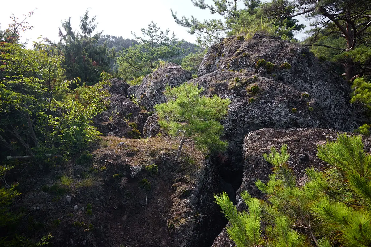 独鈷山登山 トラロープの先は巨石が積み上がったボコボコの場所