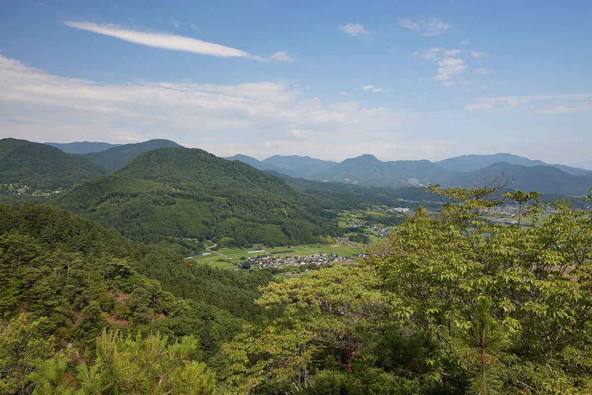 独鈷山登山 藍ノ岩から登山口の方を見下ろす