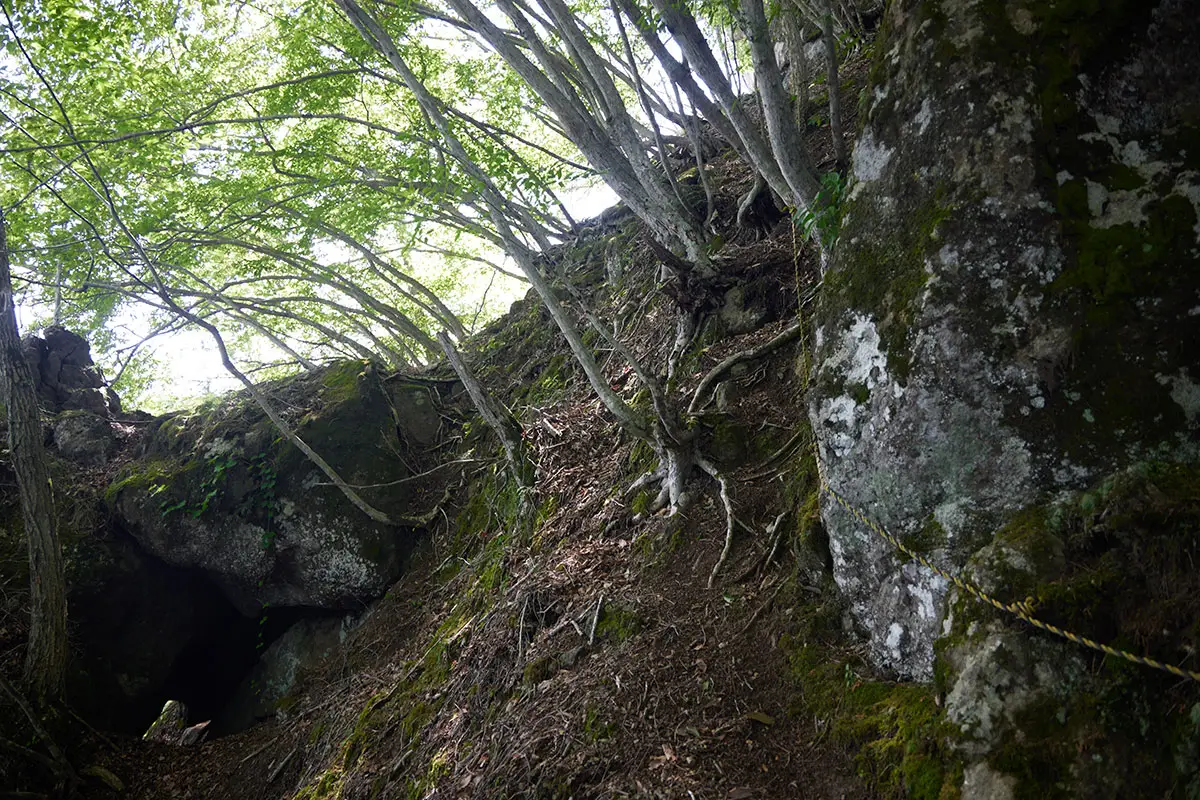 独鈷山登山 急斜面のトラバースが続く