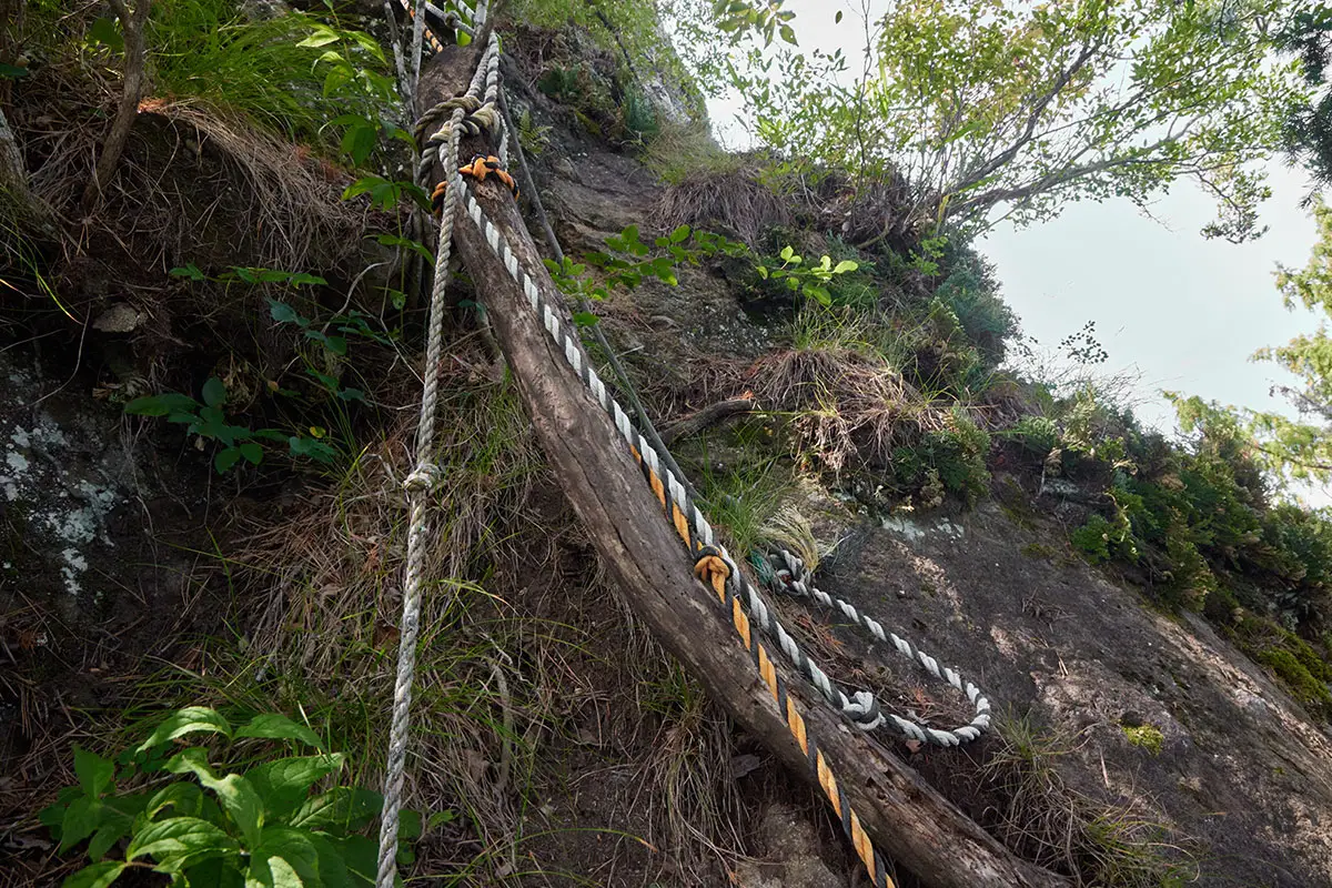 独鈷山登山 進んだ先にはロープがあった