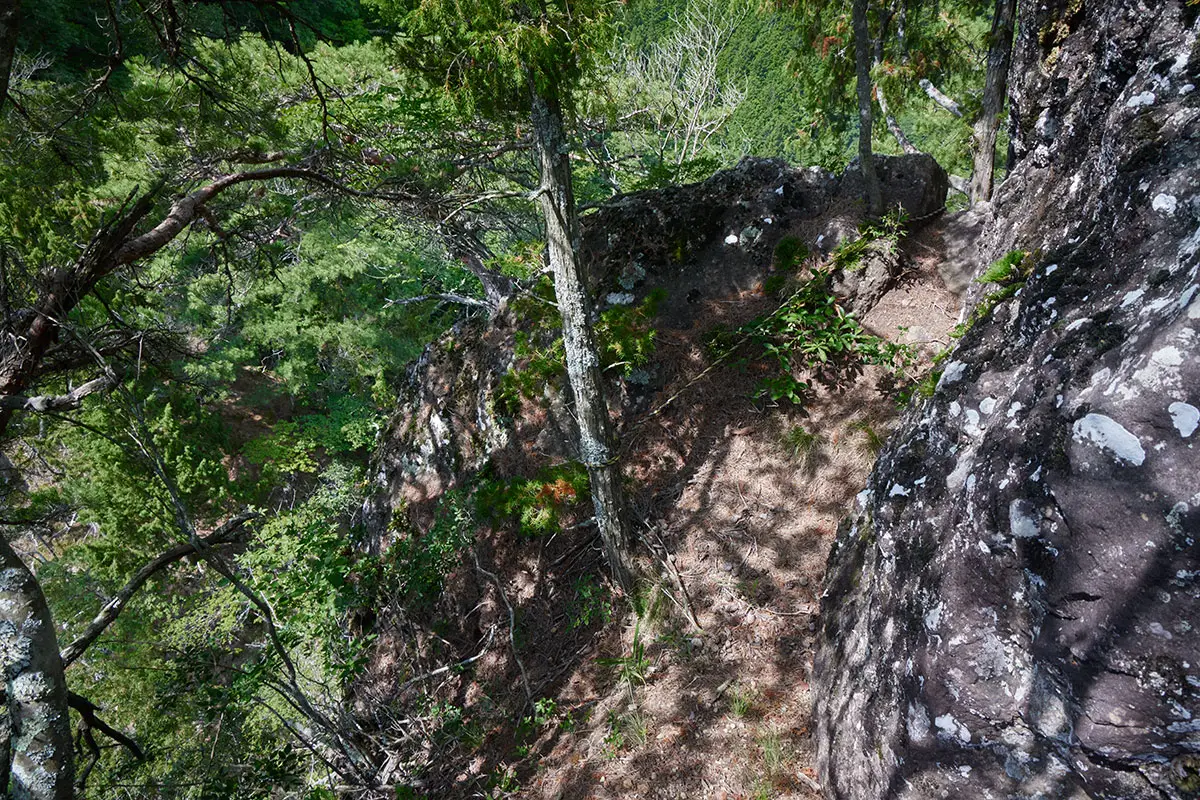 独鈷山登山 狭い