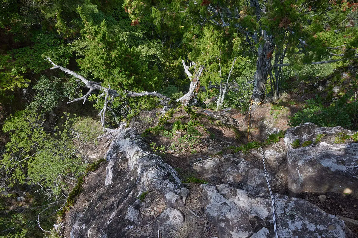 独鈷山登山 左に見える地面へ向かって右へ下りる