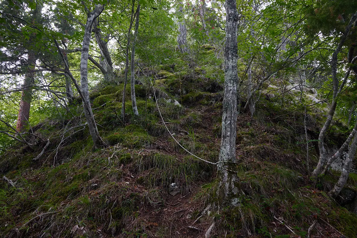 独鈷山登山 段差を踏みながら急斜面を登っていく