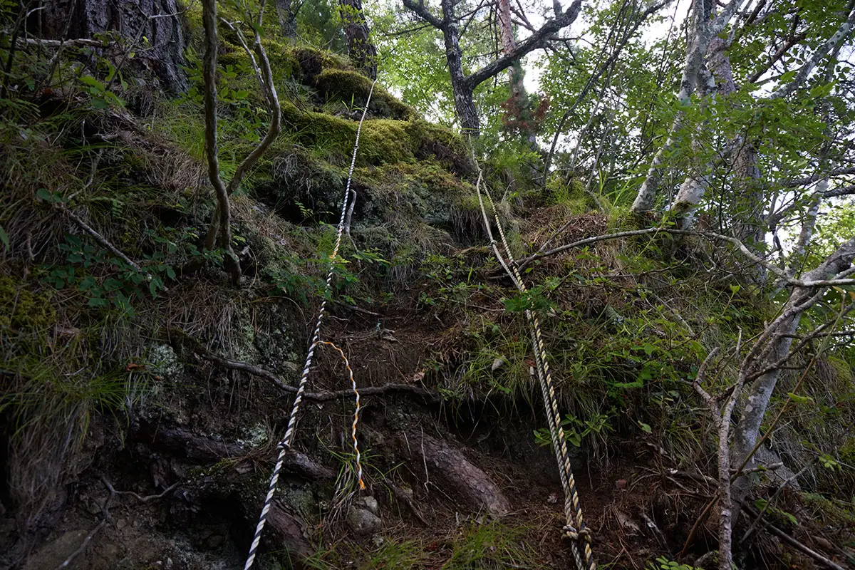 独鈷山登山 なかなかに大変な急斜面