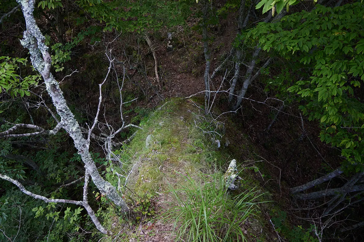 独鈷山登山 登った先に細い尾根