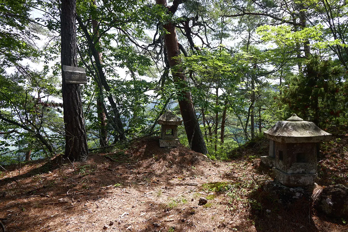独鈷山登山 竜王山の山頂部は広くはない